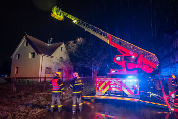 Ostrava-Vítkovice: Požár domu po zásahu bleskem Ostrava-Vítkovice: Požár domu po zásahu bleskem